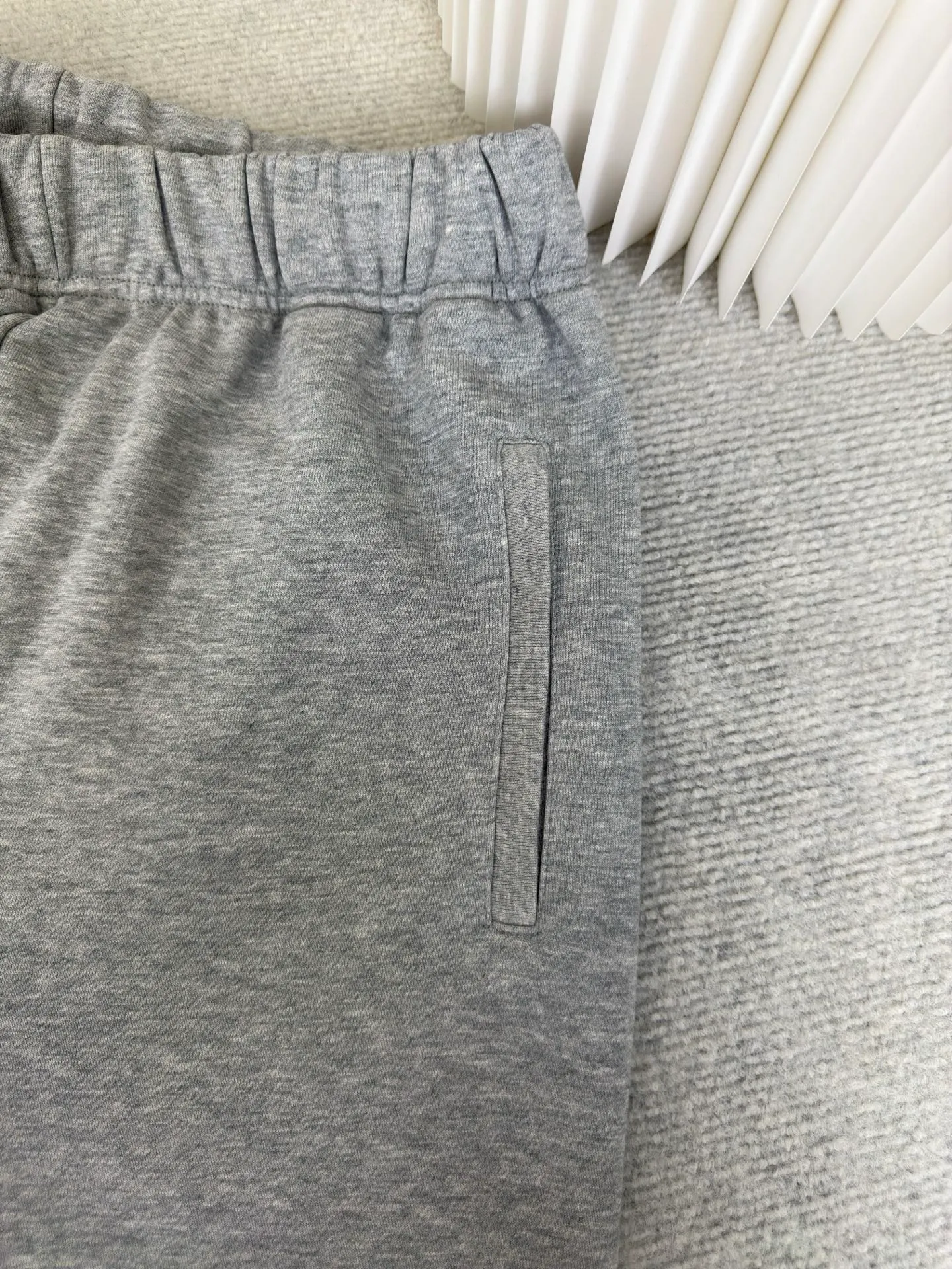 P290 Chrome Hearts floral gray Sanskrit logo shorts. Authentic version - physical counter - top luxury quality. 🆚Instant sale of all versions on the market. Custom dyed floral gray fabric according to YB. The price of floral gray fabric is extremely high. There is no stock in the market. The embroidery uses imported embroidery. Customized scroll hardware and accessories. Size S M L